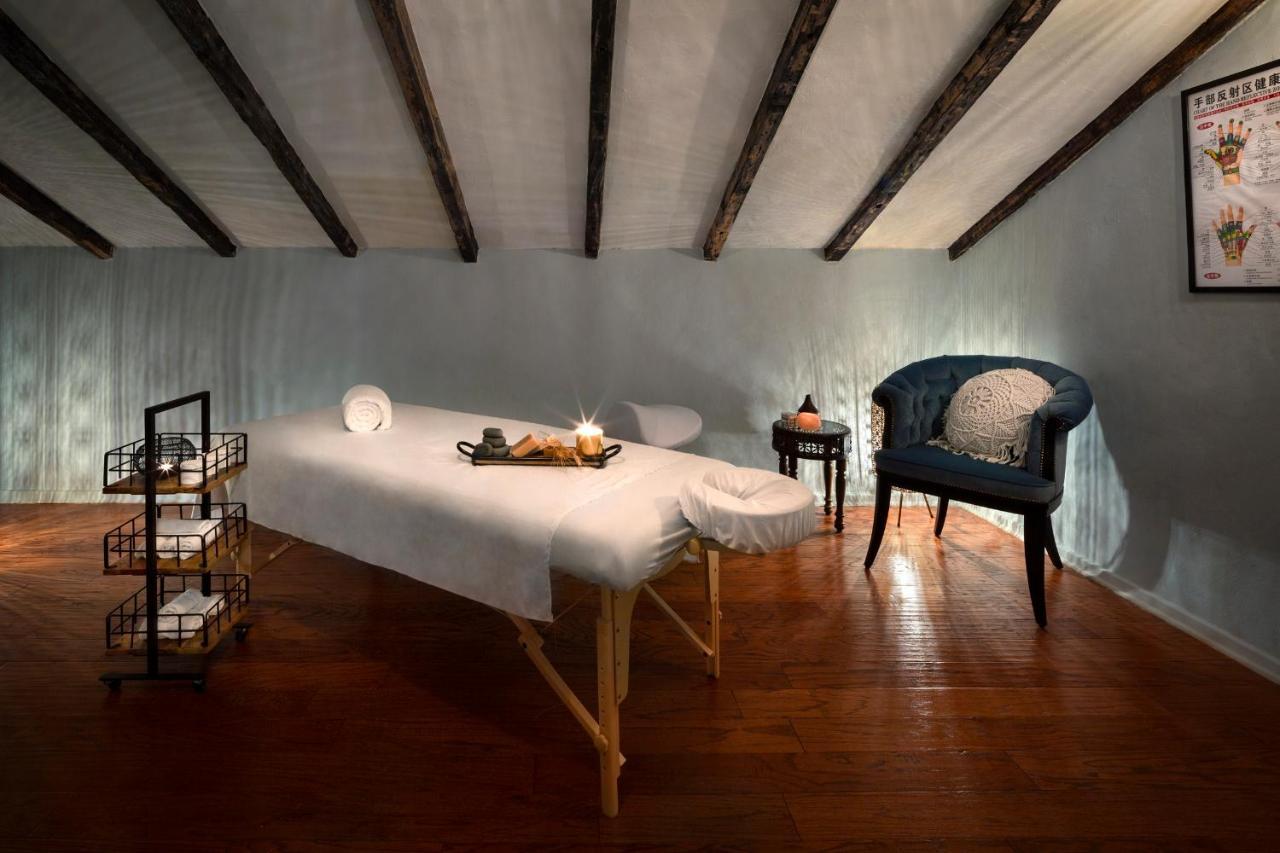 The American Colony Hotel - Small Luxury Hotels Of The World Yerusalem Bagian luar foto A massage table